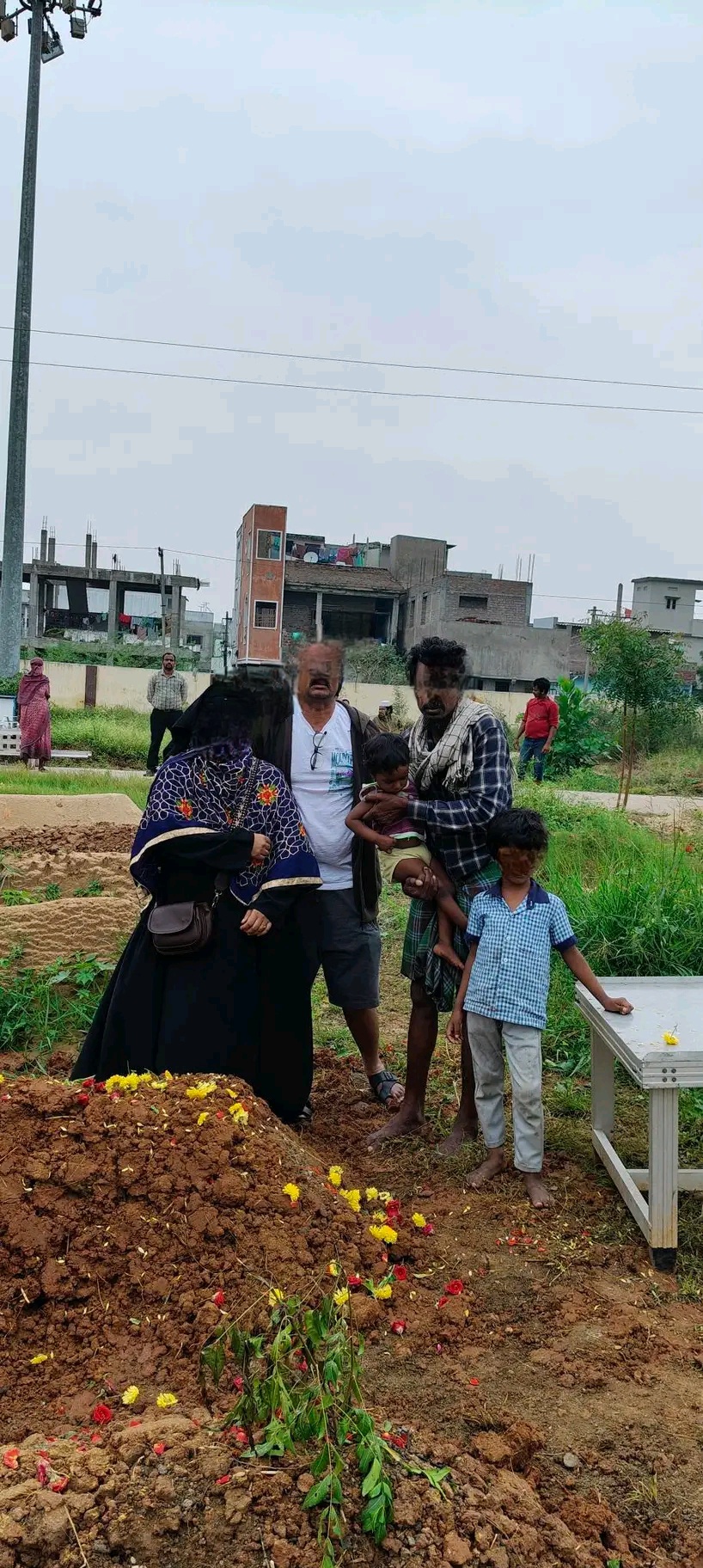ക്രിസ്ത്യനായി ജീവിച്ച ജാൻ മരിച്ചു, അടക്കാൻ നിവൃത്തി യില്ല  ഇസ്ലാo ആചാരപ്രകാരം  ശവസംസ്കാരം.